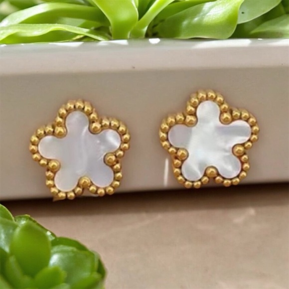 NWOT Clover  Five Petal Flower Earring Studs Made of Mother of Pearl and 18K GP - Picture 16 of 16